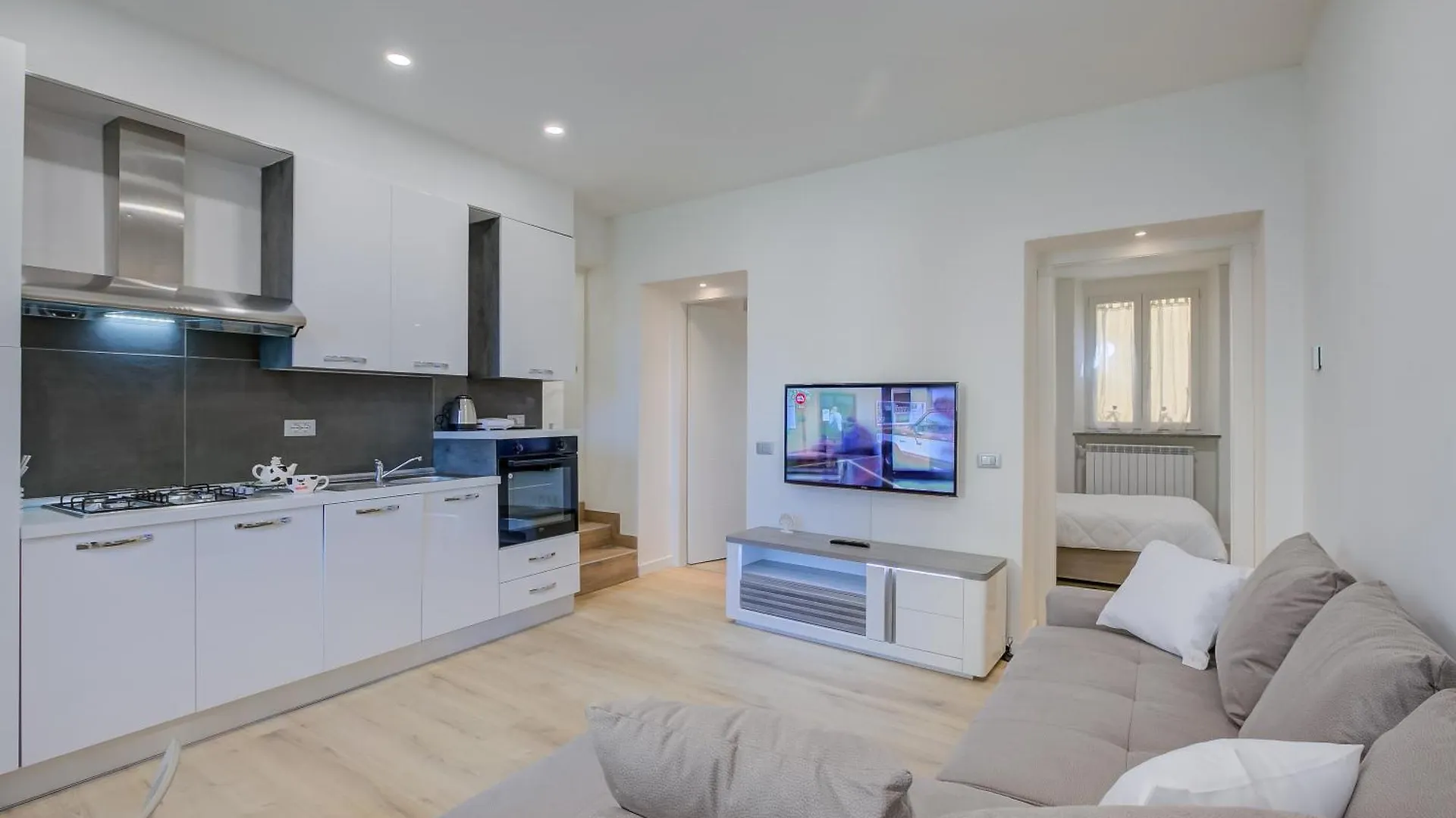 Patty New Apartment In Laveno Center - Happy Rentals איטליה