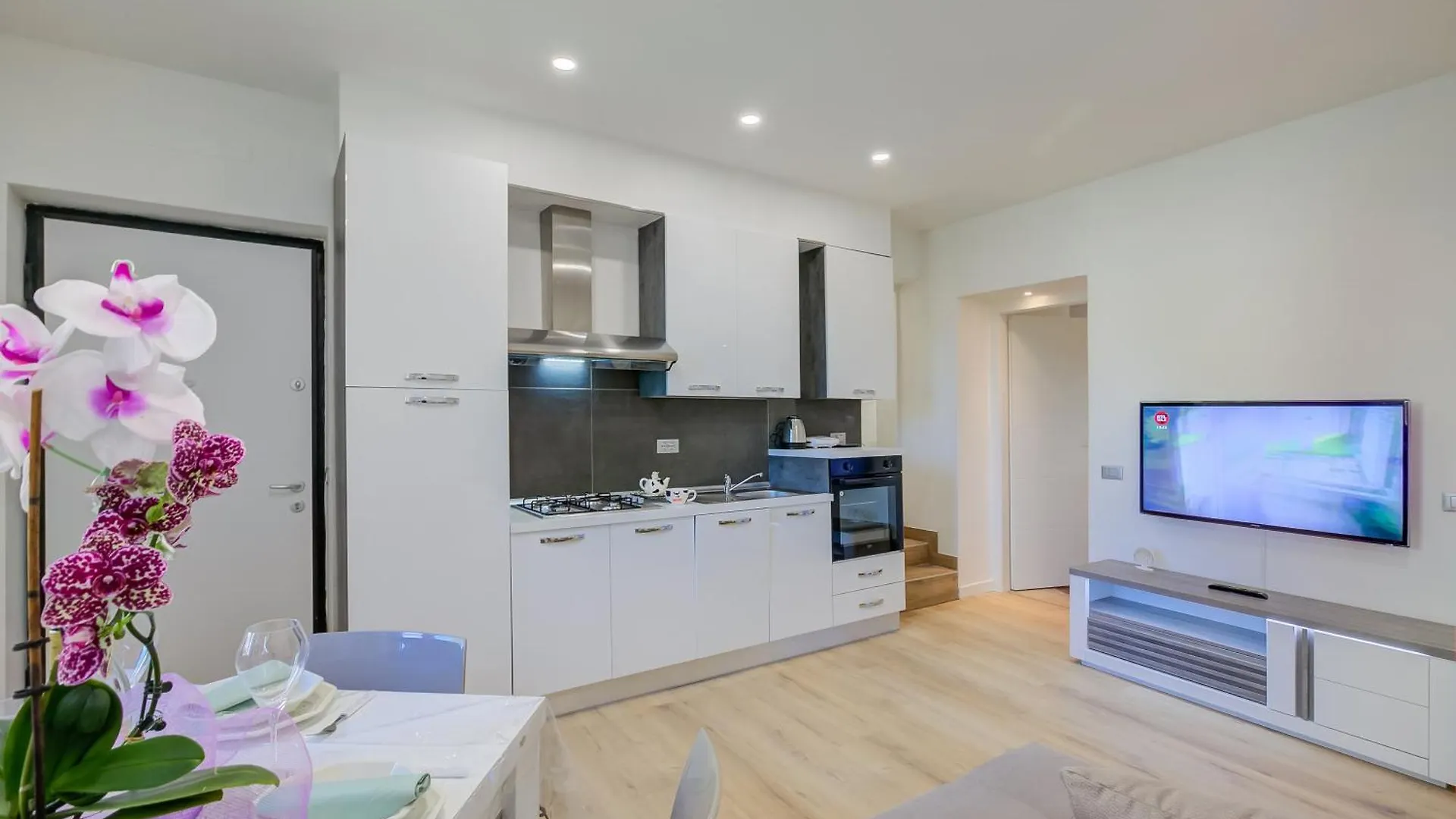 Patty New Apartment In Laveno Center - Happy Rentals  לאבנו-מומבלו